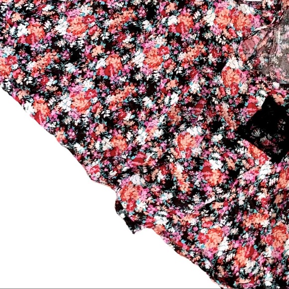 Asymmetrical Hem Floral Top - Picture 3 of 3